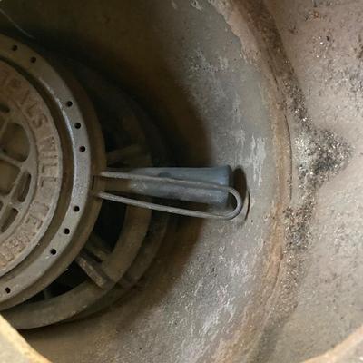 LOT 60: Vintage / Antique Cast Iron No 200 FATSO Wood Burning Stove (King Stove & Range Co)