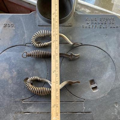 LOT 60: Vintage / Antique Cast Iron No 200 FATSO Wood Burning Stove (King Stove & Range Co)