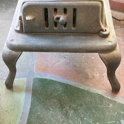 LOT 60: Vintage / Antique Cast Iron No 200 FATSO Wood Burning Stove (King Stove & Range Co)