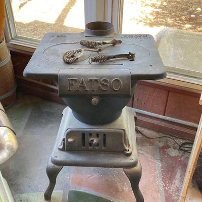 LOT 60: Vintage / Antique Cast Iron No 200 FATSO Wood Burning Stove (King Stove & Range Co)
