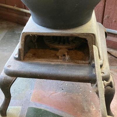 LOT 60: Vintage / Antique Cast Iron No 200 FATSO Wood Burning Stove (King Stove & Range Co)