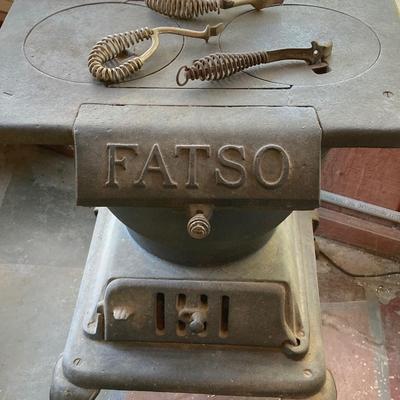 LOT 60: Vintage / Antique Cast Iron No 200 FATSO Wood Burning Stove (King Stove & Range Co)