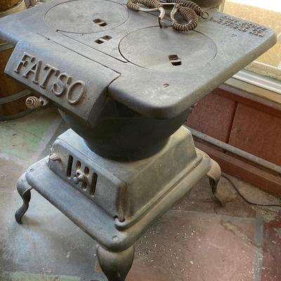 LOT 60: Vintage / Antique Cast Iron No 200 FATSO Wood Burning Stove (King Stove & Range Co)