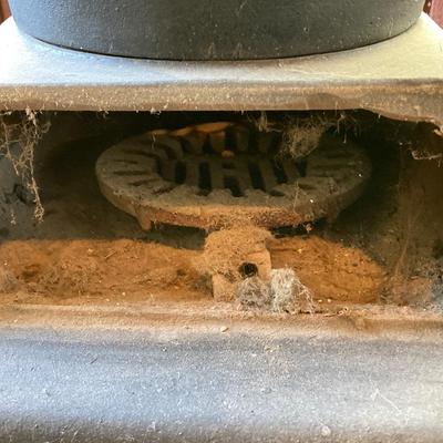LOT 60: Vintage / Antique Cast Iron No 200 FATSO Wood Burning Stove (King Stove & Range Co)