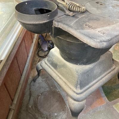 LOT 60: Vintage / Antique Cast Iron No 200 FATSO Wood Burning Stove (King Stove & Range Co)
