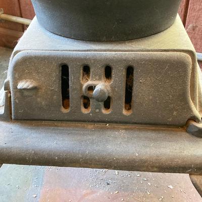 LOT 60: Vintage / Antique Cast Iron No 200 FATSO Wood Burning Stove (King Stove & Range Co)