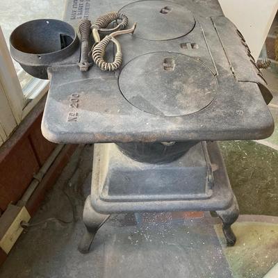 LOT 60: Vintage / Antique Cast Iron No 200 FATSO Wood Burning Stove (King Stove & Range Co)