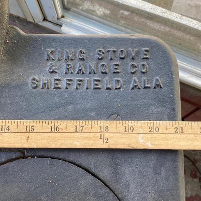 LOT 60: Vintage / Antique Cast Iron No 200 FATSO Wood Burning Stove (King Stove & Range Co)