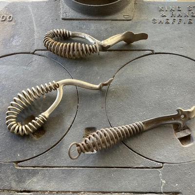 LOT 60: Vintage / Antique Cast Iron No 200 FATSO Wood Burning Stove (King Stove & Range Co)