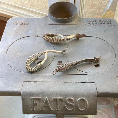 LOT 60: Vintage / Antique Cast Iron No 200 FATSO Wood Burning Stove (King Stove & Range Co)