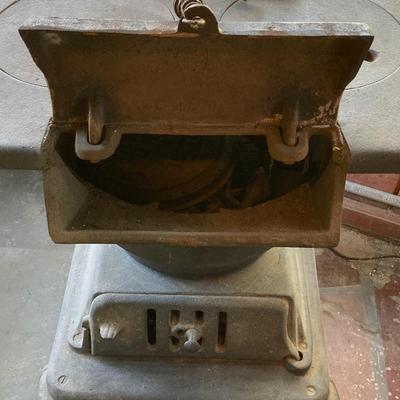 LOT 60: Vintage / Antique Cast Iron No 200 FATSO Wood Burning Stove (King Stove & Range Co)