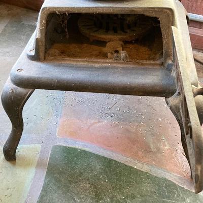 LOT 60: Vintage / Antique Cast Iron No 200 FATSO Wood Burning Stove (King Stove & Range Co)