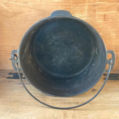LOT 71: Vintage Cast Iron Dutch Oven 8 with Handle and Skillet / Frying Pan