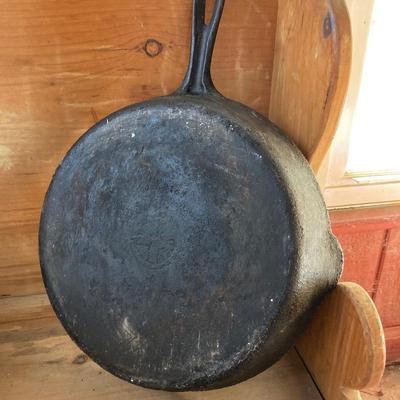 LOT 71: Vintage Cast Iron Dutch Oven 8 with Handle and Skillet / Frying Pan