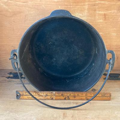 LOT 71: Vintage Cast Iron Dutch Oven 8 with Handle and Skillet / Frying Pan