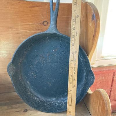 LOT 71: Vintage Cast Iron Dutch Oven 8 with Handle and Skillet / Frying Pan