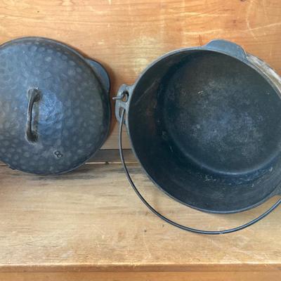 LOT 71: Vintage Cast Iron Dutch Oven 8 with Handle and Skillet / Frying Pan