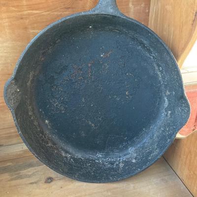 LOT 71: Vintage Cast Iron Dutch Oven 8 with Handle and Skillet / Frying Pan