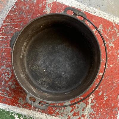 LOT 71: Vintage Cast Iron Dutch Oven 8 with Handle and Skillet / Frying Pan