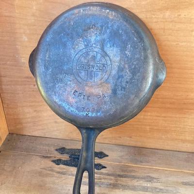 LOT 72: Vintage Cast Iron Cookware - Skillets (Griswold 3 Included) and Griddle 7 / Flat Pan