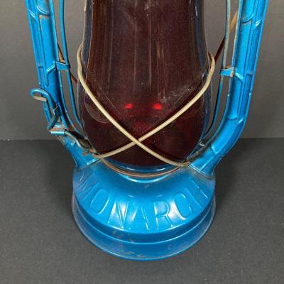 LOT 79: Three Vintage Oil Lanterns - 2 Dietz and 1 Sun Brand
