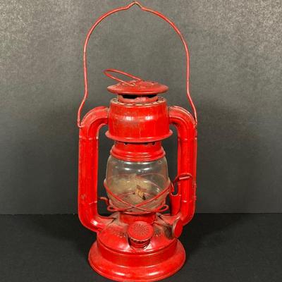 LOT 79: Three Vintage Oil Lanterns - 2 Dietz and 1 Sun Brand