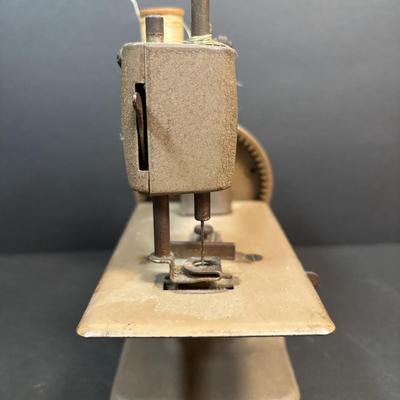 LOT 89: Vintage Singer Sewhandy Toy Sewing Machine & Sewing Notions
