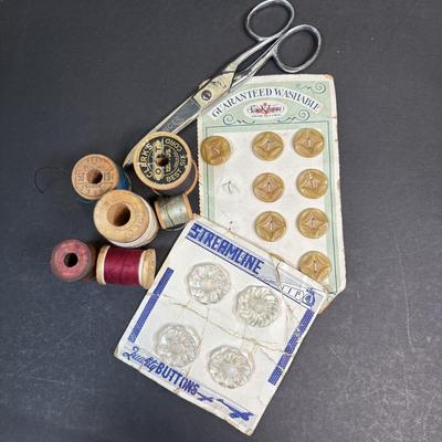 LOT 89: Vintage Singer Sewhandy Toy Sewing Machine & Sewing Notions