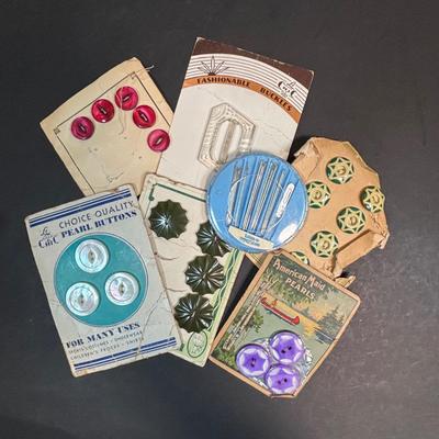 LOT 89: Vintage Singer Sewhandy Toy Sewing Machine & Sewing Notions