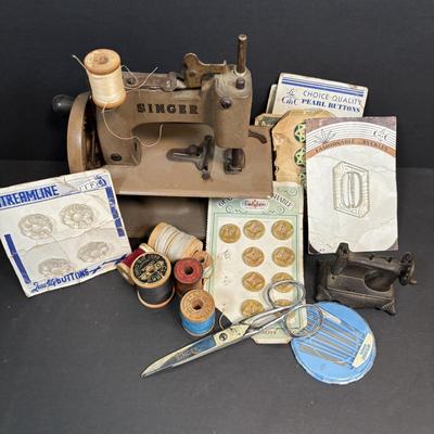LOT 89: Vintage Singer Sewhandy Toy Sewing Machine & Sewing Notions