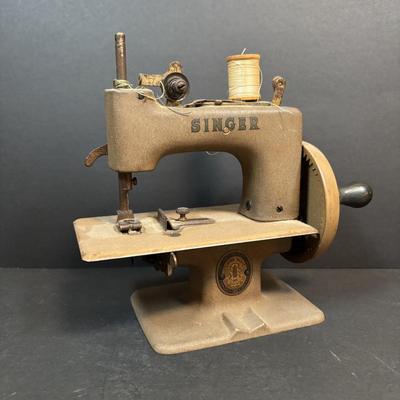 LOT 89: Vintage Singer Sewhandy Toy Sewing Machine & Sewing Notions