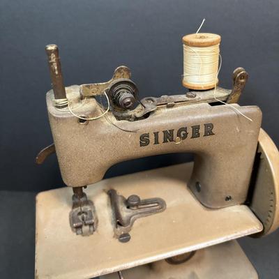 LOT 89: Vintage Singer Sewhandy Toy Sewing Machine & Sewing Notions