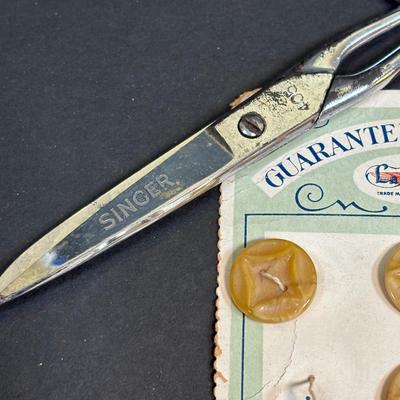 LOT 89: Vintage Singer Sewhandy Toy Sewing Machine & Sewing Notions