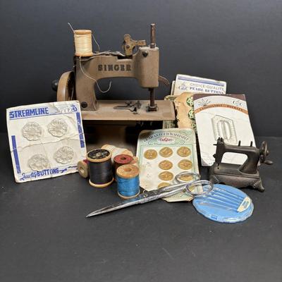 LOT 89: Vintage Singer Sewhandy Toy Sewing Machine & Sewing Notions