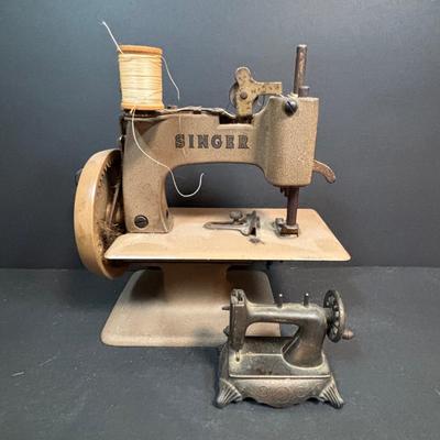 LOT 89: Vintage Singer Sewhandy Toy Sewing Machine & Sewing Notions