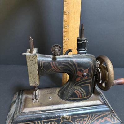 LOT 91: Vintage Casige 1015 Toy Sewing Machine