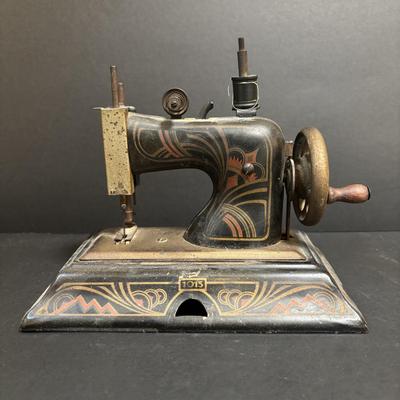 LOT 91: Vintage Casige 1015 Toy Sewing Machine