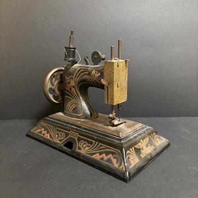 LOT 91: Vintage Casige 1015 Toy Sewing Machine