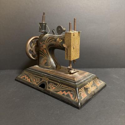 LOT 91: Vintage Casige 1015 Toy Sewing Machine