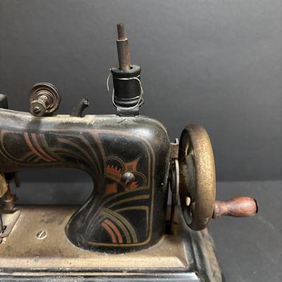 LOT 91: Vintage Casige 1015 Toy Sewing Machine