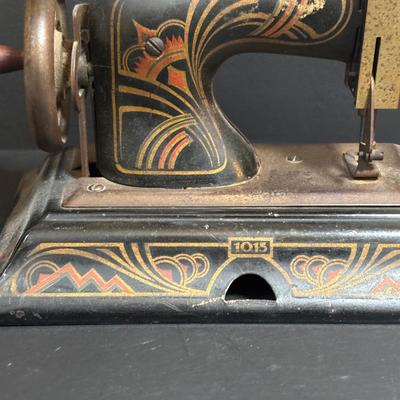 LOT 91: Vintage Casige 1015 Toy Sewing Machine