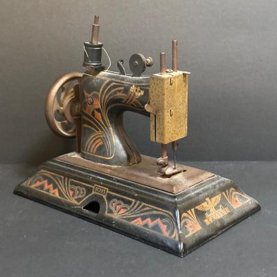 LOT 91: Vintage Casige 1015 Toy Sewing Machine