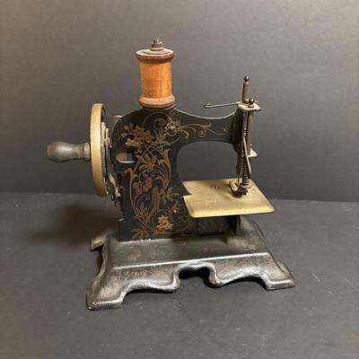 LOT 93: Muller Childs Hand Crank Toy Sewing Machine No 250324