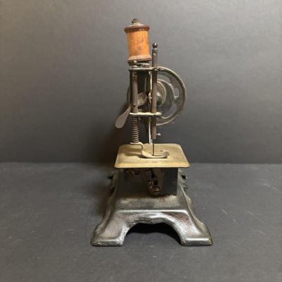 LOT 93: Muller Childs Hand Crank Toy Sewing Machine No 250324