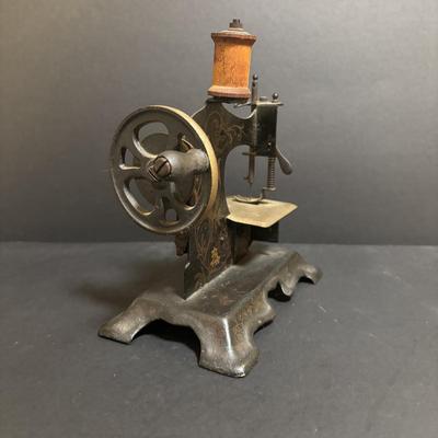 LOT 93: Muller Childs Hand Crank Toy Sewing Machine No 250324
