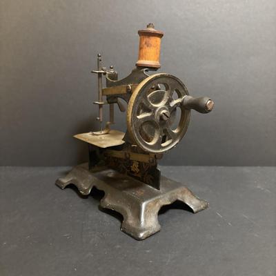 LOT 93: Muller Childs Hand Crank Toy Sewing Machine No 250324