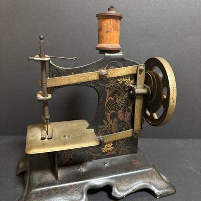 LOT 93: Muller Childs Hand Crank Toy Sewing Machine No 250324