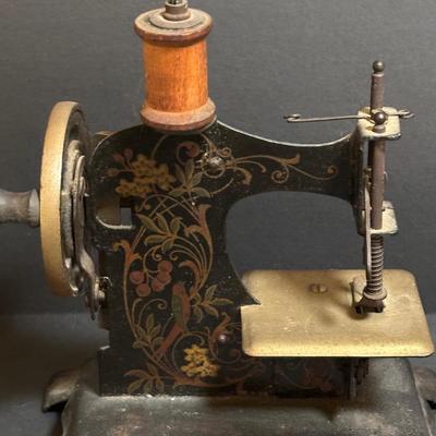 LOT 93: Muller Childs Hand Crank Toy Sewing Machine No 250324
