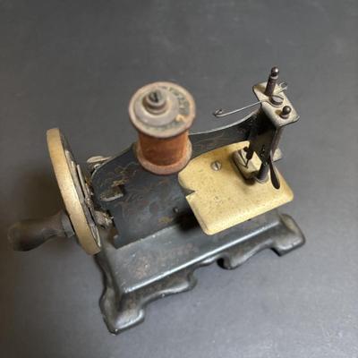LOT 93: Muller Childs Hand Crank Toy Sewing Machine No 250324