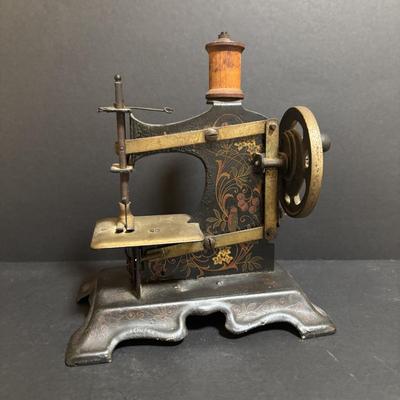 LOT 93: Muller Childs Hand Crank Toy Sewing Machine No 250324